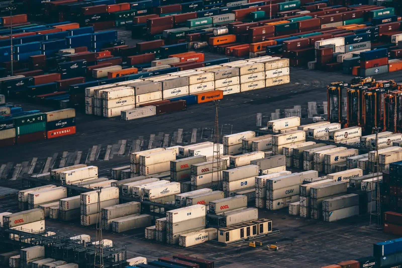 Stapel von Frachtcontainern im Hafen